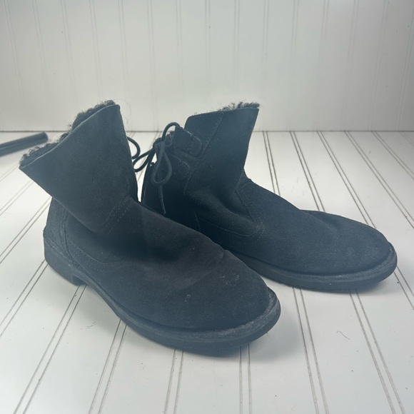 Ugg Womenโs Black Suede Shearling Ankle Boots Size 7 - Picture 3 of 15